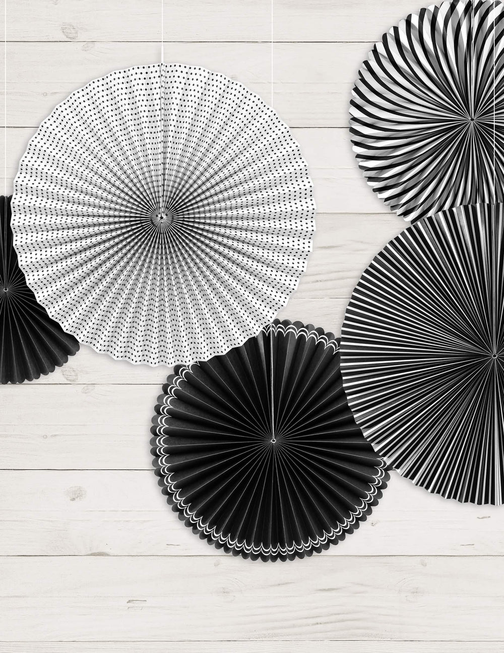 Lot de 5 rosaces en papier pour décoration noires et blanches à motifs variés