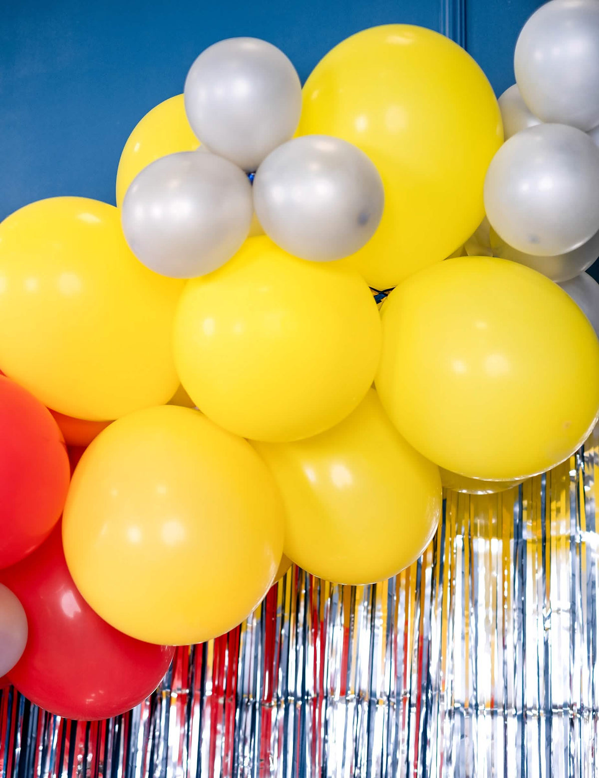 Détail de la décoration festive avec les 50 ballons jaunes