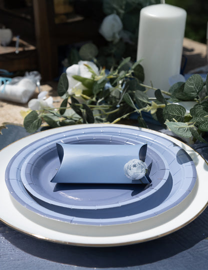 Mise en situation sur table décorée des assiettes bicolores design chic pour fête