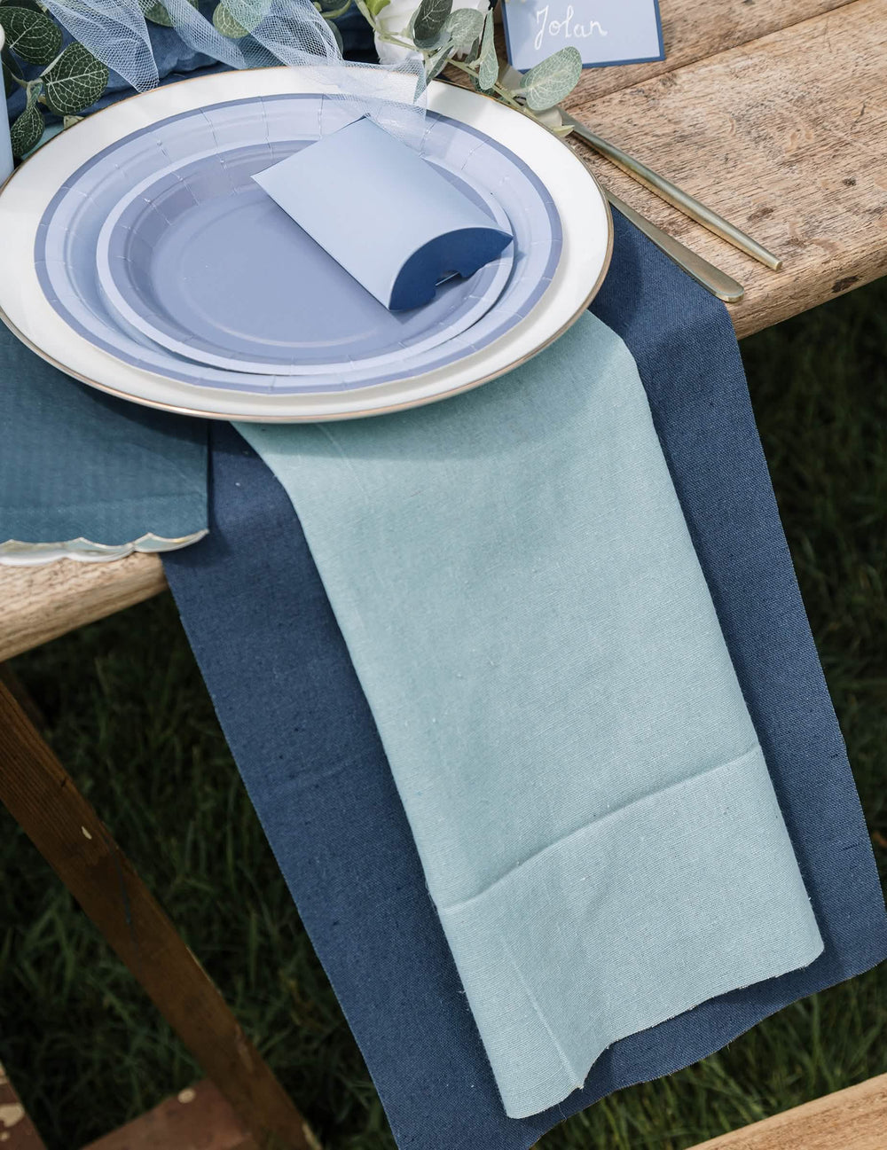Vue latérale du dressage des assiettes bicolores design chic pour fête
