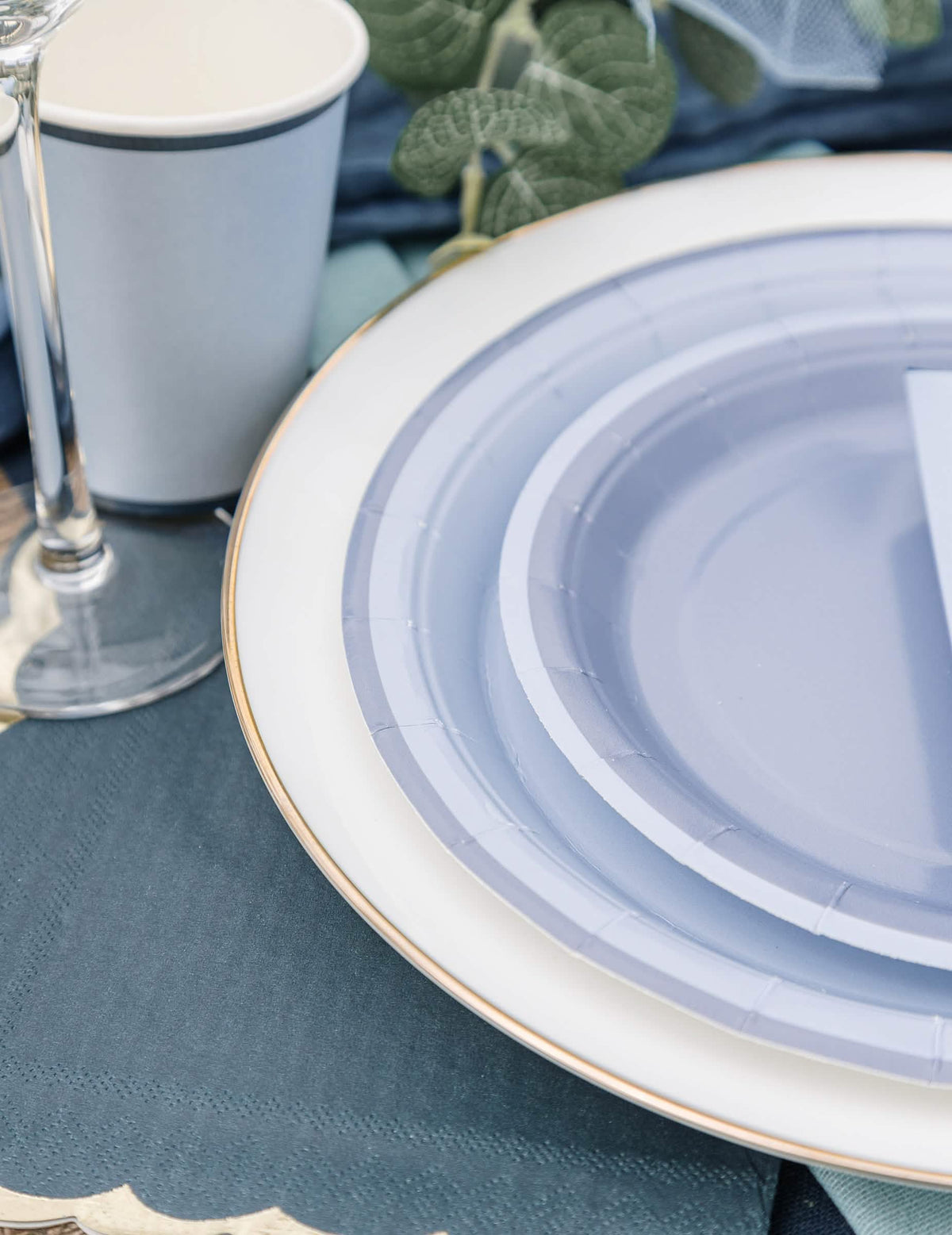 Gros plan sur la superposition des assiettes bicolores design chic pour fête