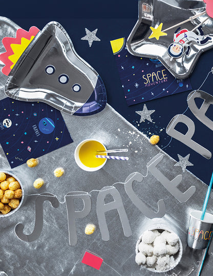Vue aérienne de la table de fête des assiettes en carton fusée