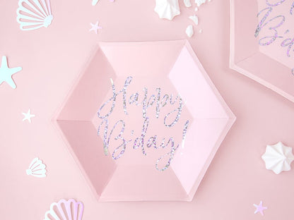 Gros plan sur l'inscription des assiettes en carton Happy B'day rose iridescent hexagonales