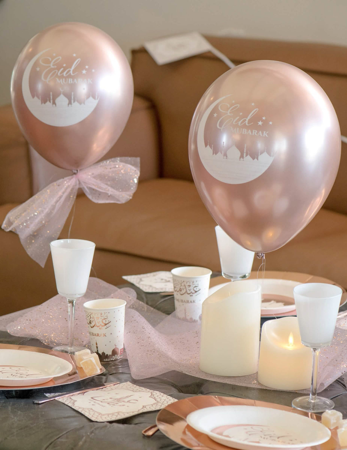 Mise en situation sur une table de fête décorée des ballons en latex Eid Mubarak