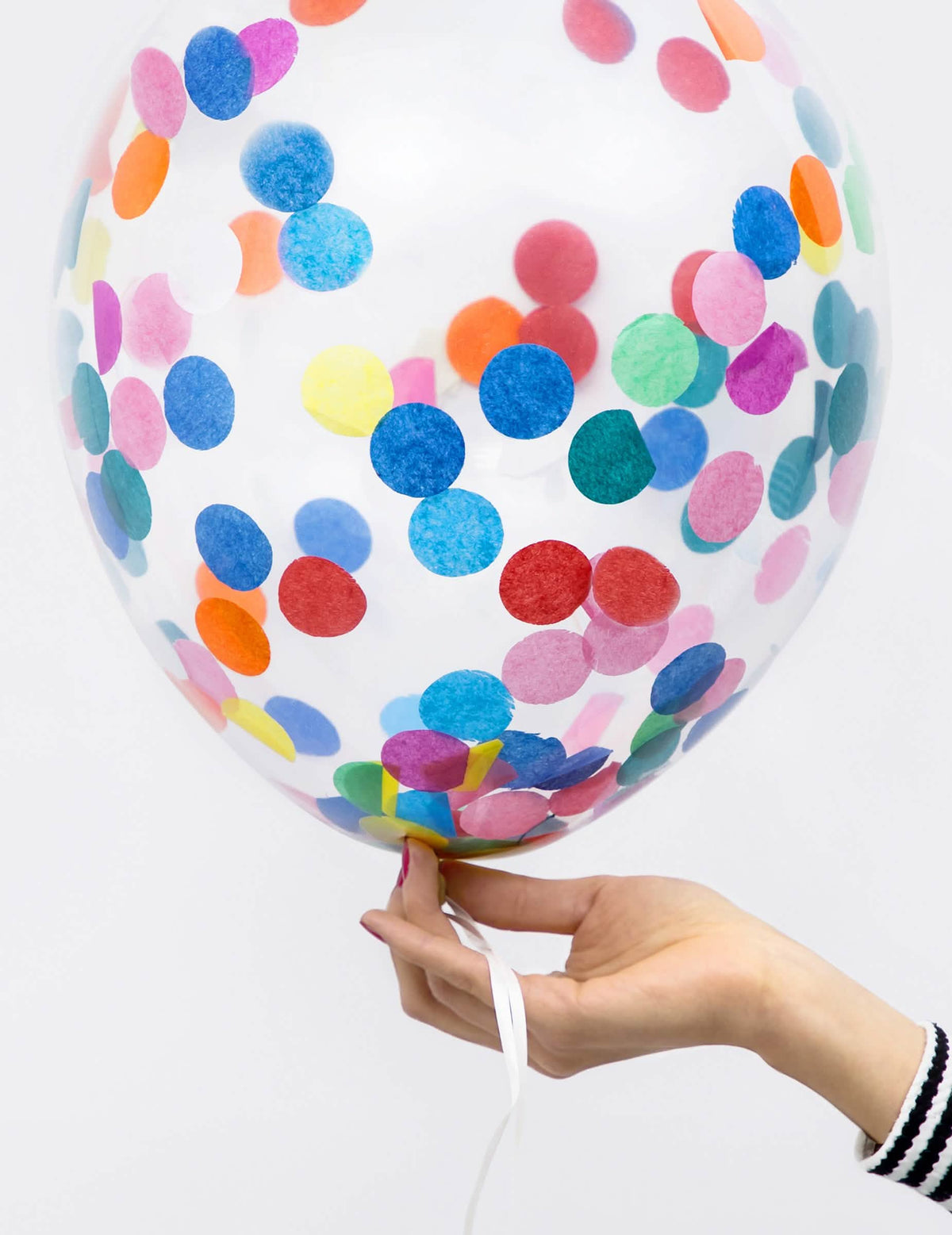 Gros plan sur les confettis des ballons en latex confettis multicolores pour fête transparents