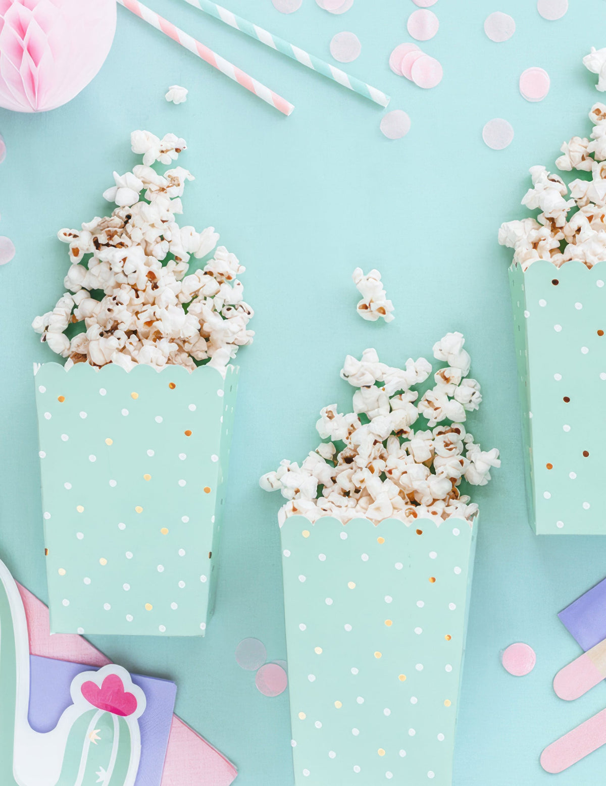 6 mintunvihreää pahvista popcorn-rasiaa valkoisilla ja kultaisilla palloilla