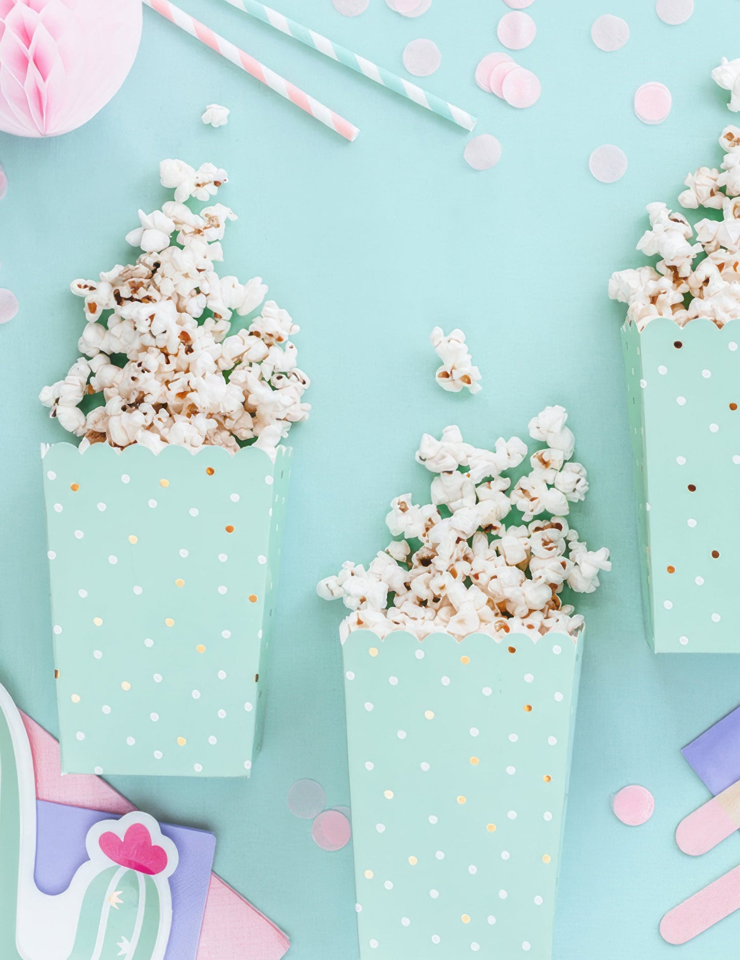 6 mintunvihreää pahvista popcorn-rasiaa valkoisilla ja kultaisilla palloilla