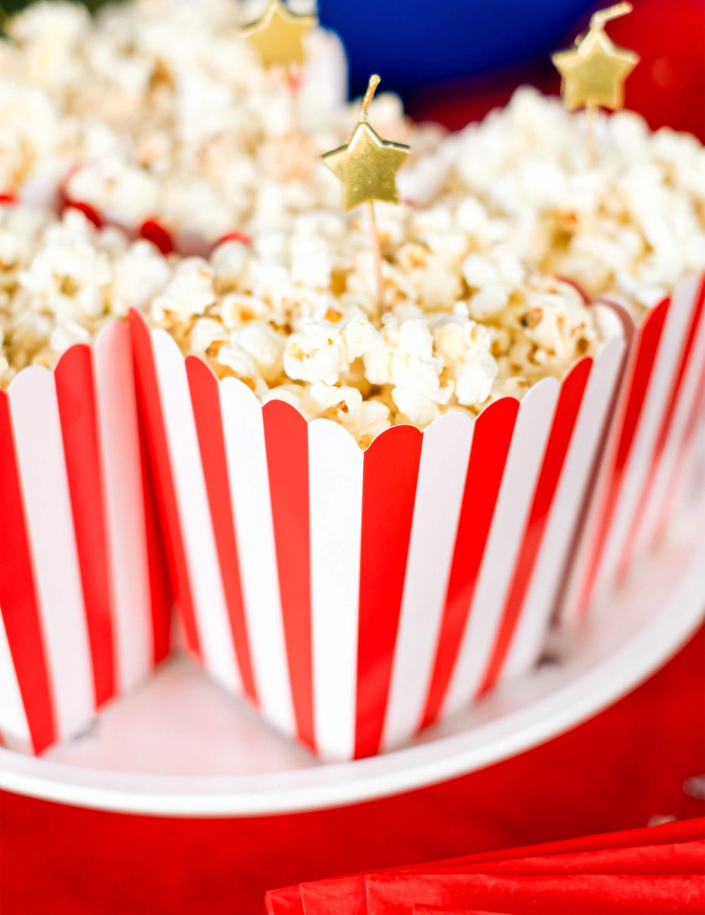 Punaisten ja valkoisten pahvisten popcorn-laatikoiden esillepano
