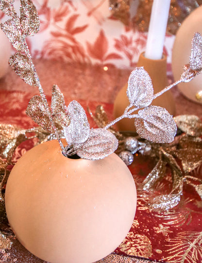 Gros plan sur les feuilles des branches d'eucalyptus pour décoration de fête rose gold givré à paillettes