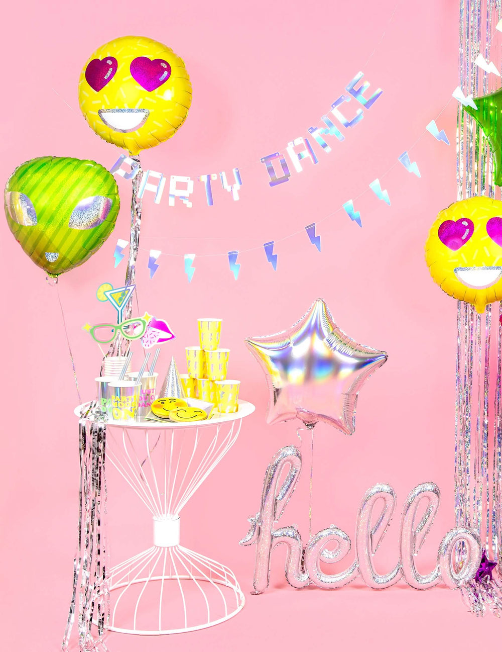 Mise en situation du chapeau de fête pour anniversaire iridescent