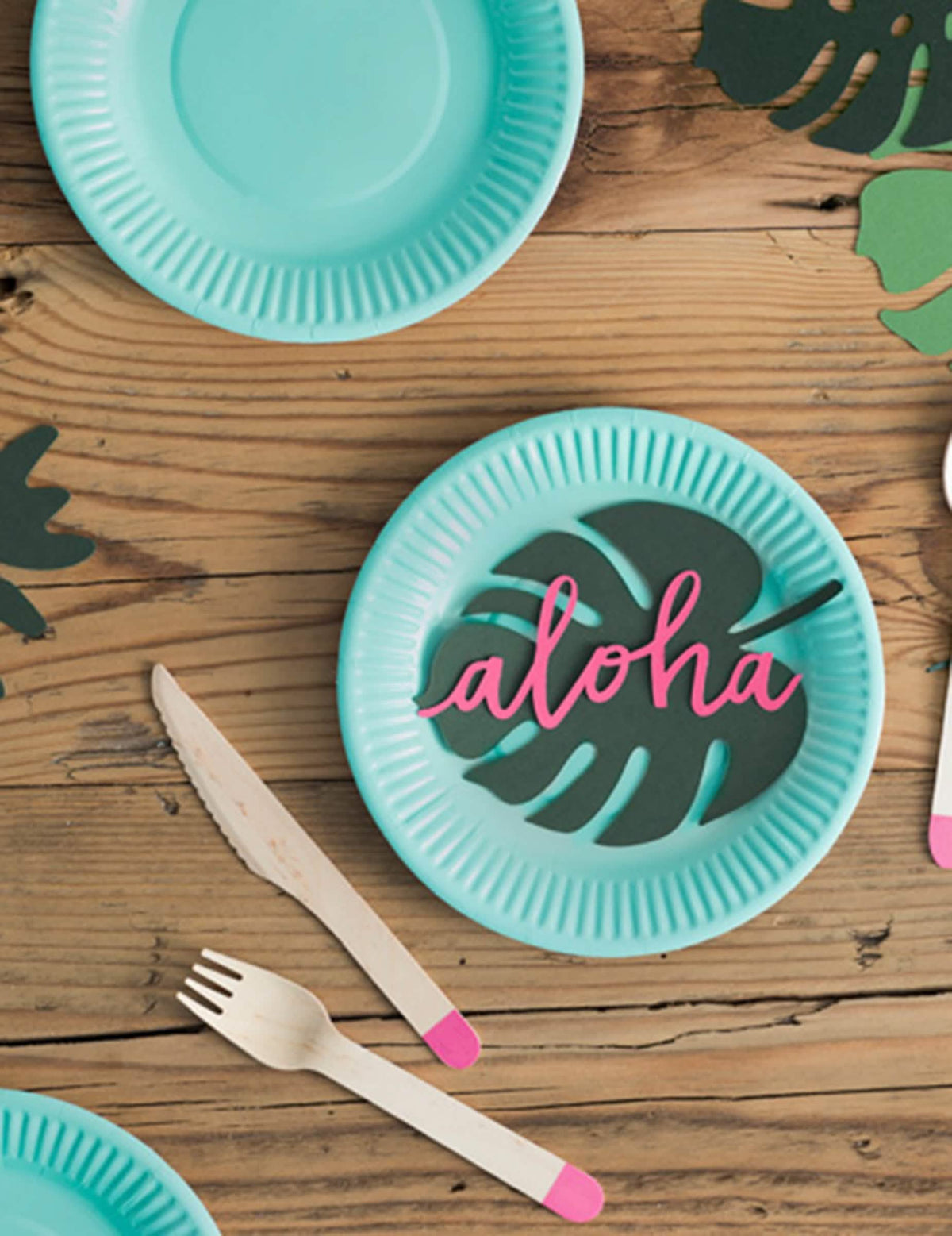 Mise en situation sur une assiette des décorations de table feuille Hawaï monstera