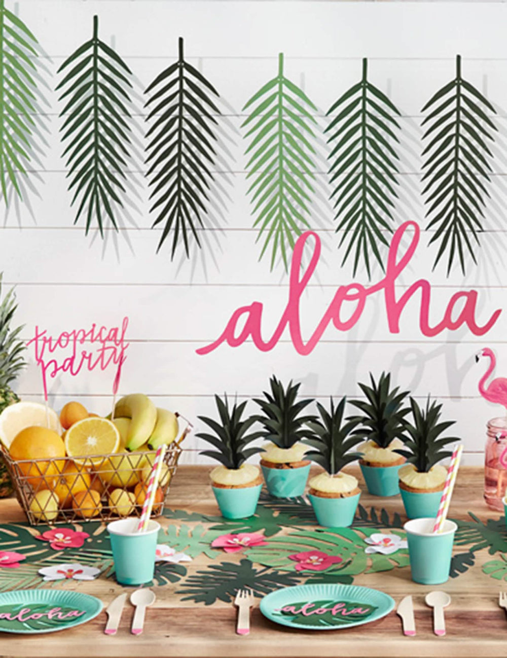 Mise en situation sur un buffet des décorations de table feuille Hawaï monstera