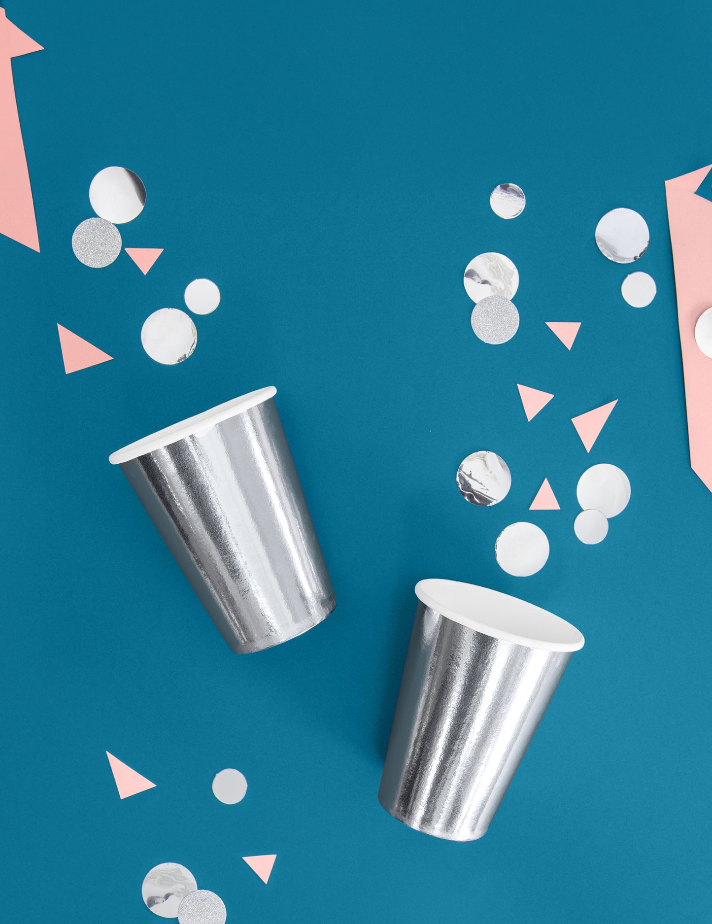 Mise en situation vue de dessus avec confettis des gobelets argentés pour fête