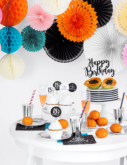 Mise en situation sur une table de fête des gobelets de baby shower pour garçon argentés