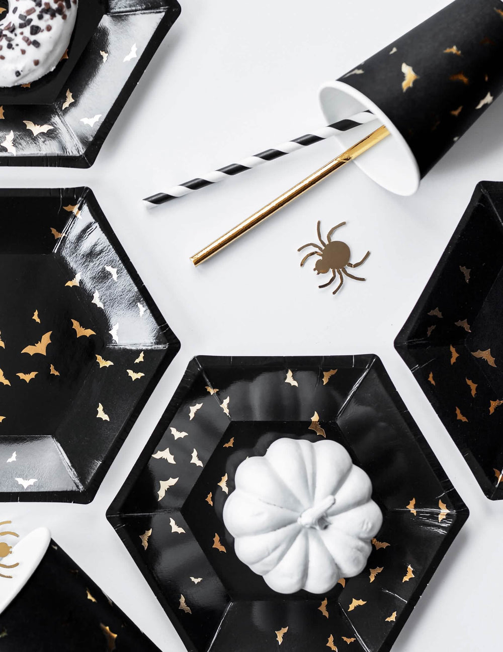 Vue de dessus de la décoration de table avec les gobelets en carton chauve-souris pour Halloween