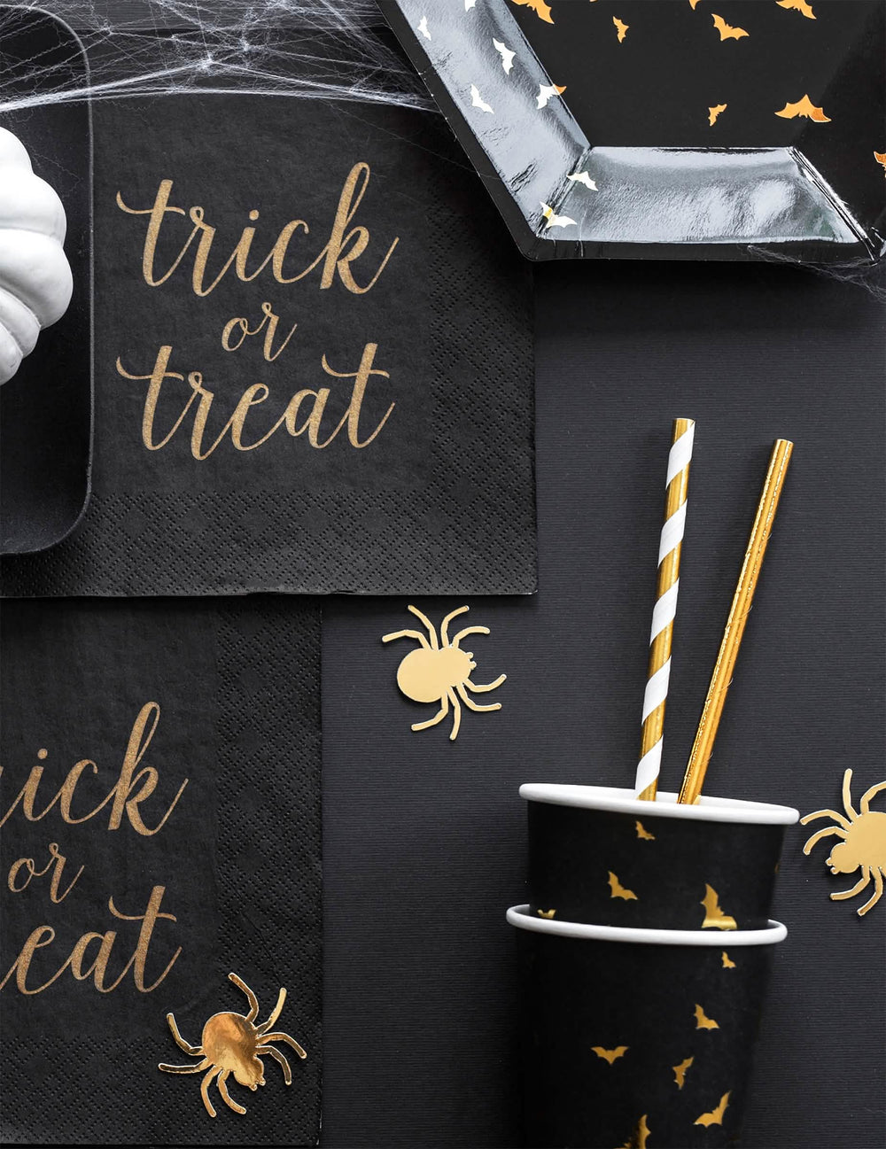 Détail des serviettes et pailles avec les gobelets en carton chauve-souris pour Halloween