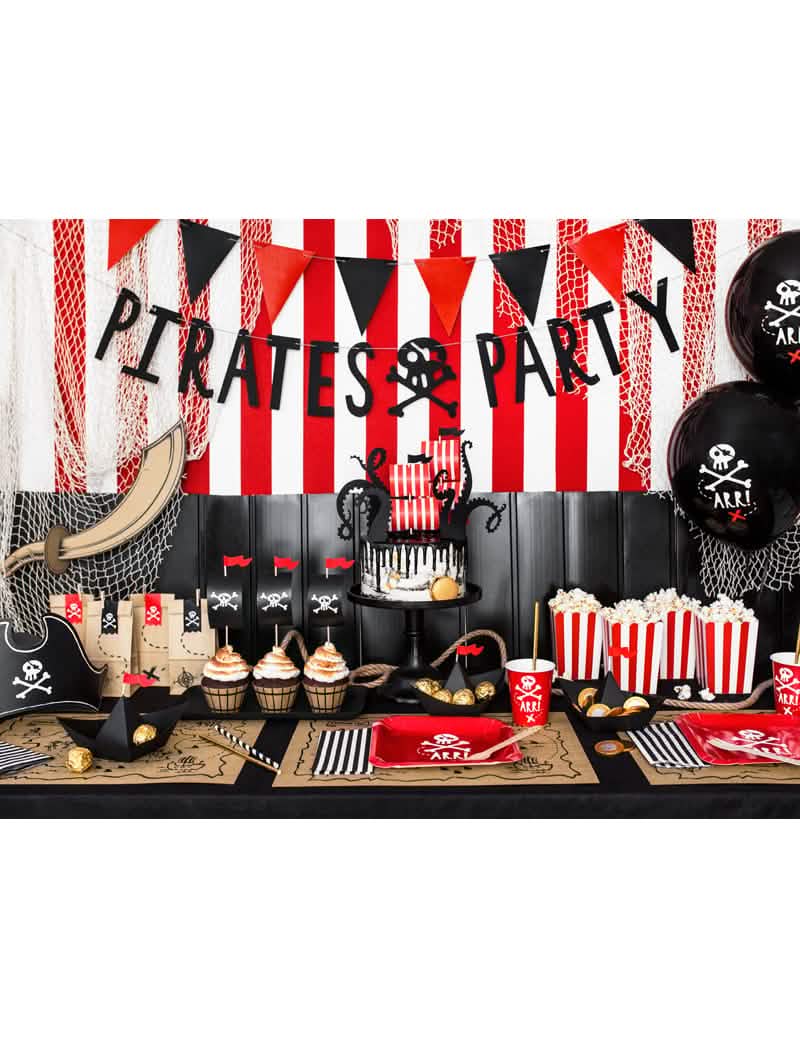 Mise en scène complète du buffet du gobelet en carton pirate pour fête