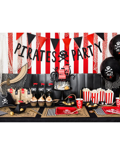 Mise en scène complète du buffet du gobelet en carton pirate pour fête