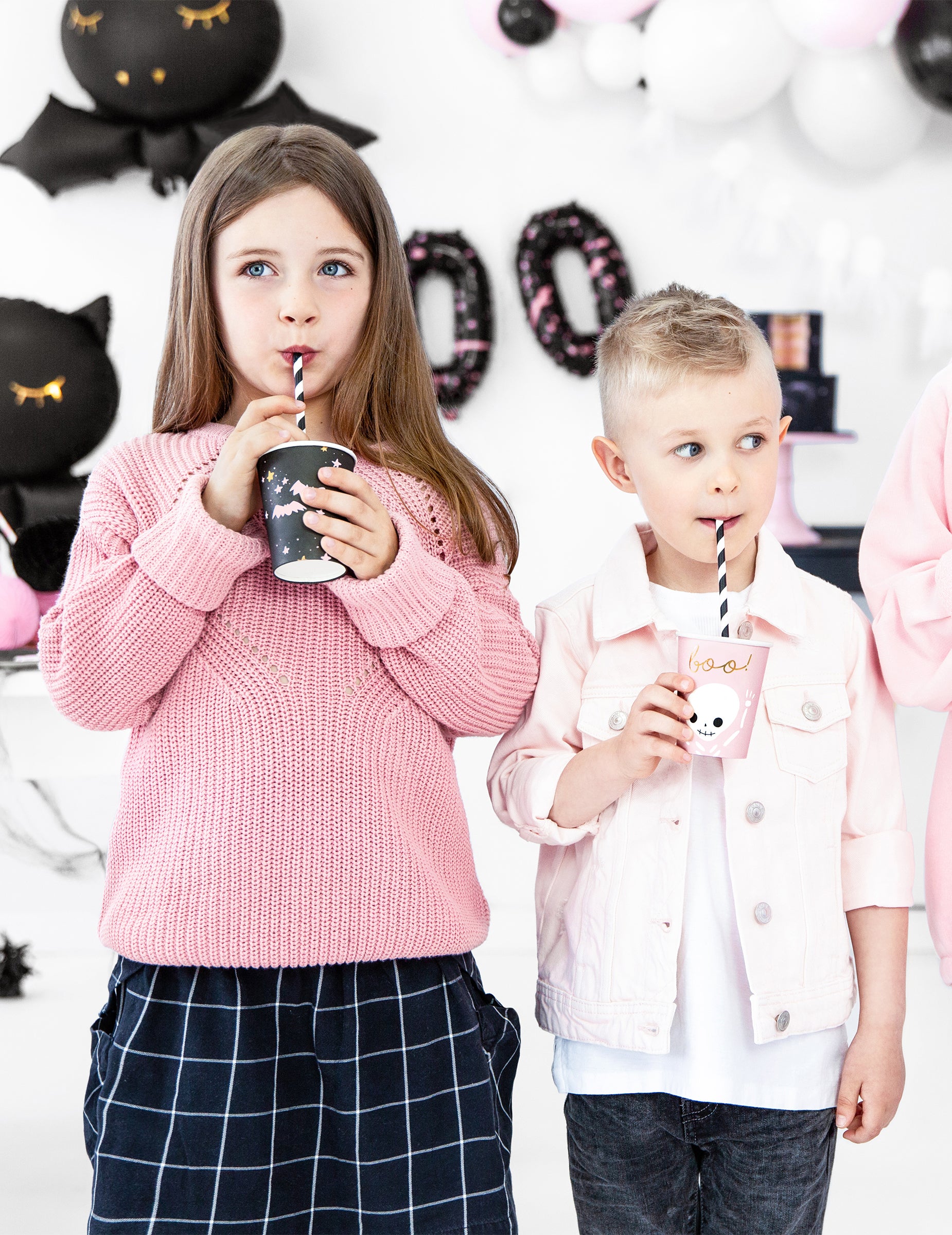 Enfants utilisant les gobelets en carton Halloween