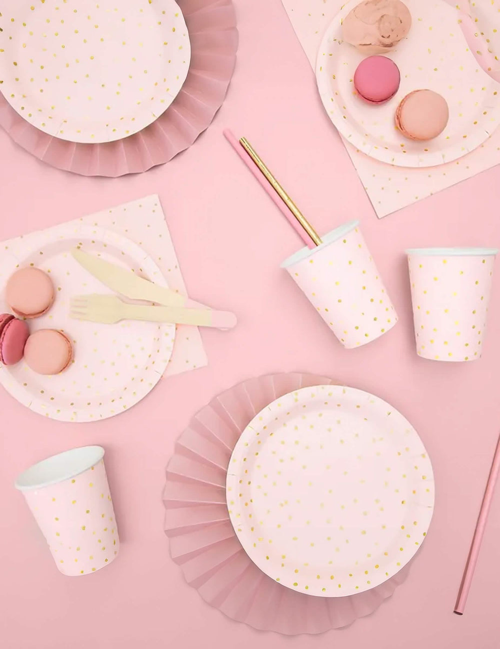 Mise en situation festive des gobelets en carton rose pâle et pois dorés