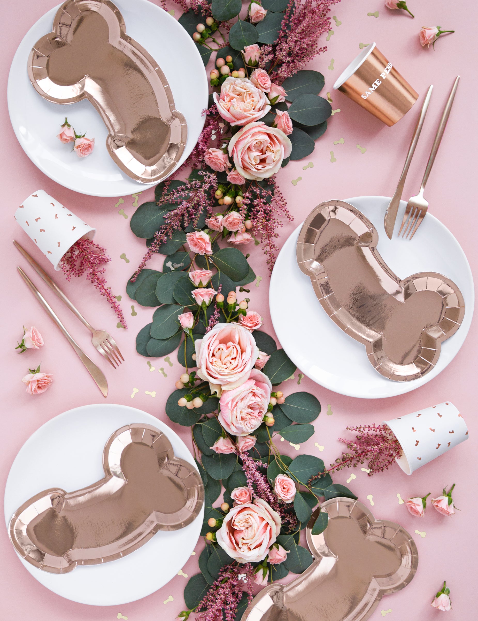 Mise en scène sur une table décorée des gobelets en carton Same penis forever