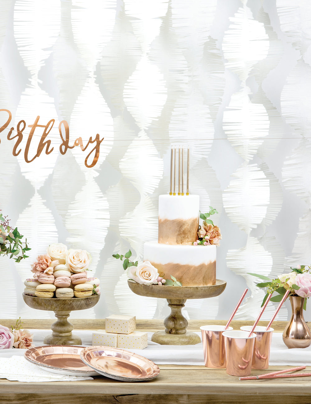 Mise en scène festive sur table des gobelets rose gold pour fête