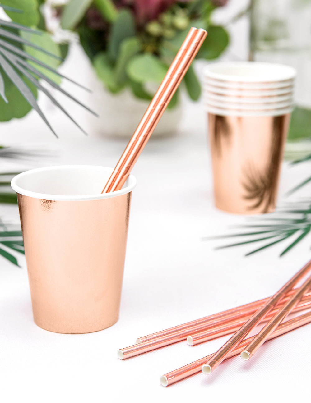Mise en scène avec pailles des gobelets rose gold pour fête