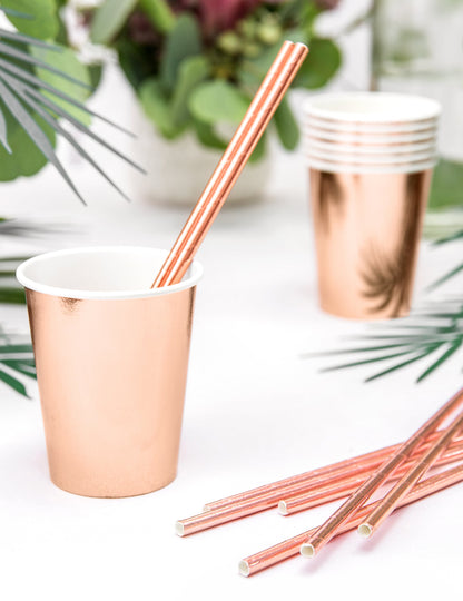 Mise en scène avec pailles des gobelets rose gold pour fête