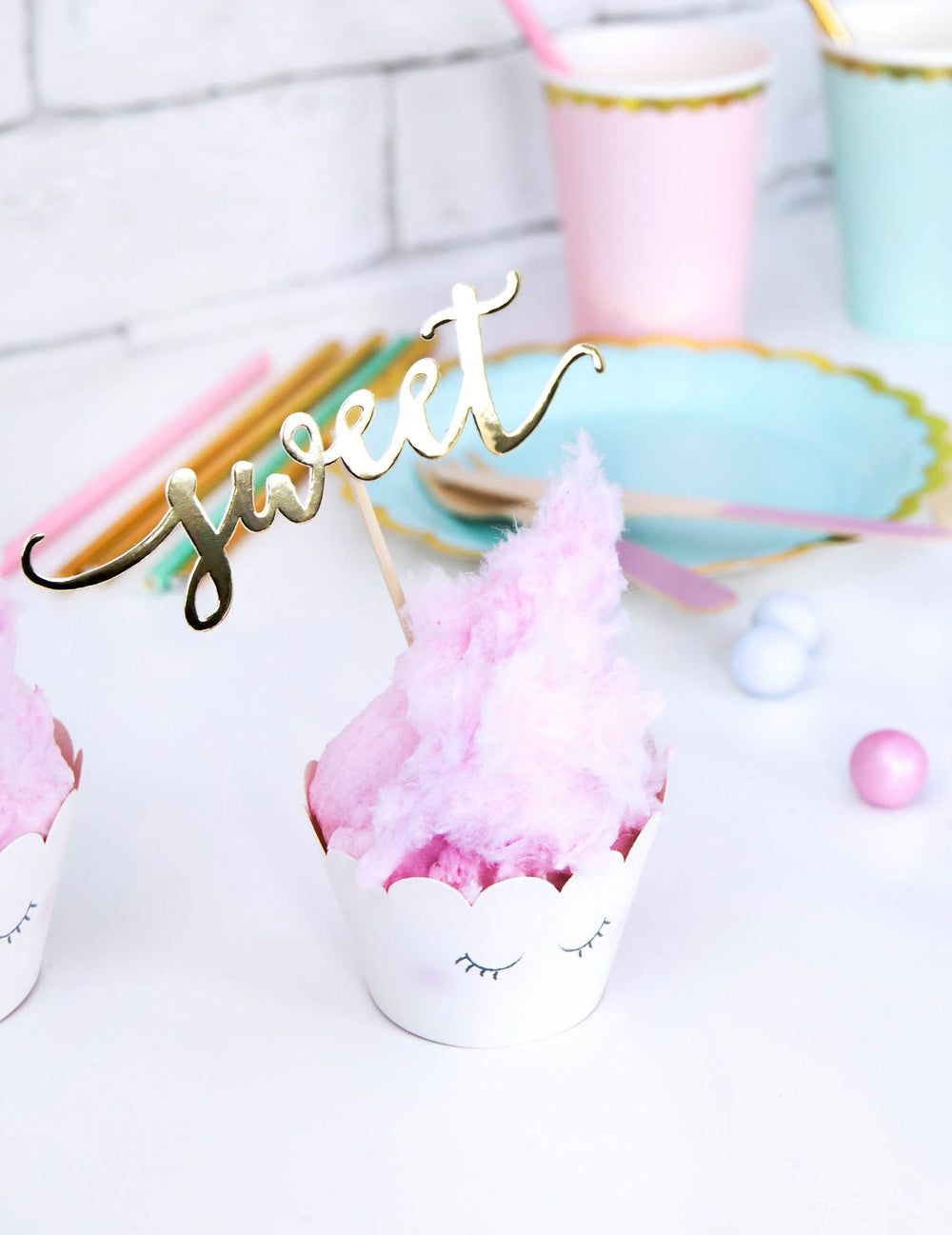 Mise en scène avec cake topper du habillage à cupcake licorne