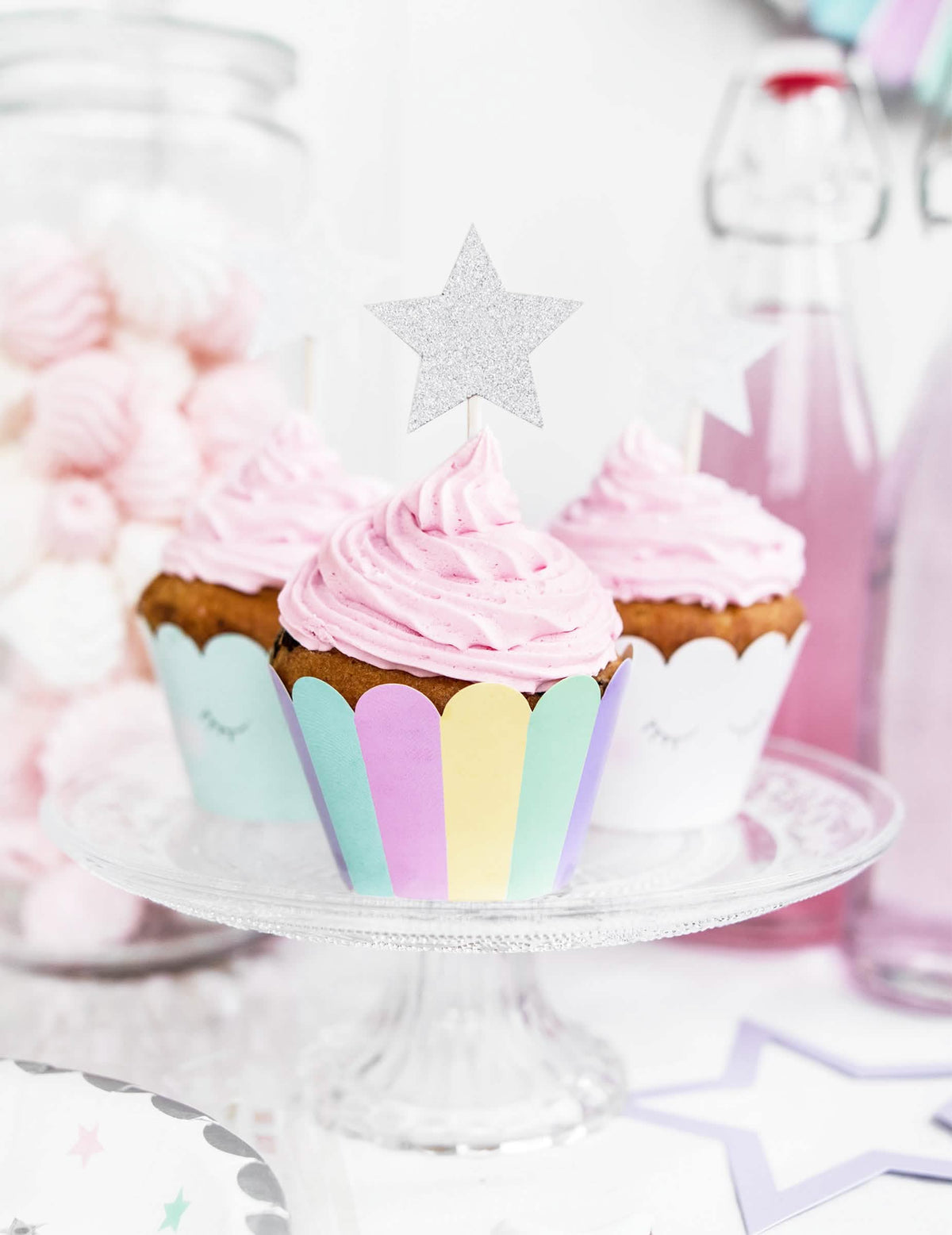 Mise en situation sur un présentoir des habillages à cupcake licorne