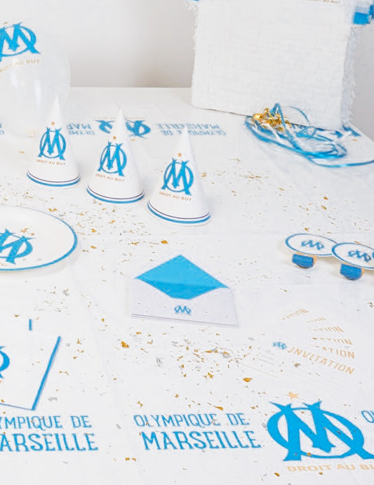 Mise en situation des invitations et enveloppes OM avec d'autres articles de fête assortis