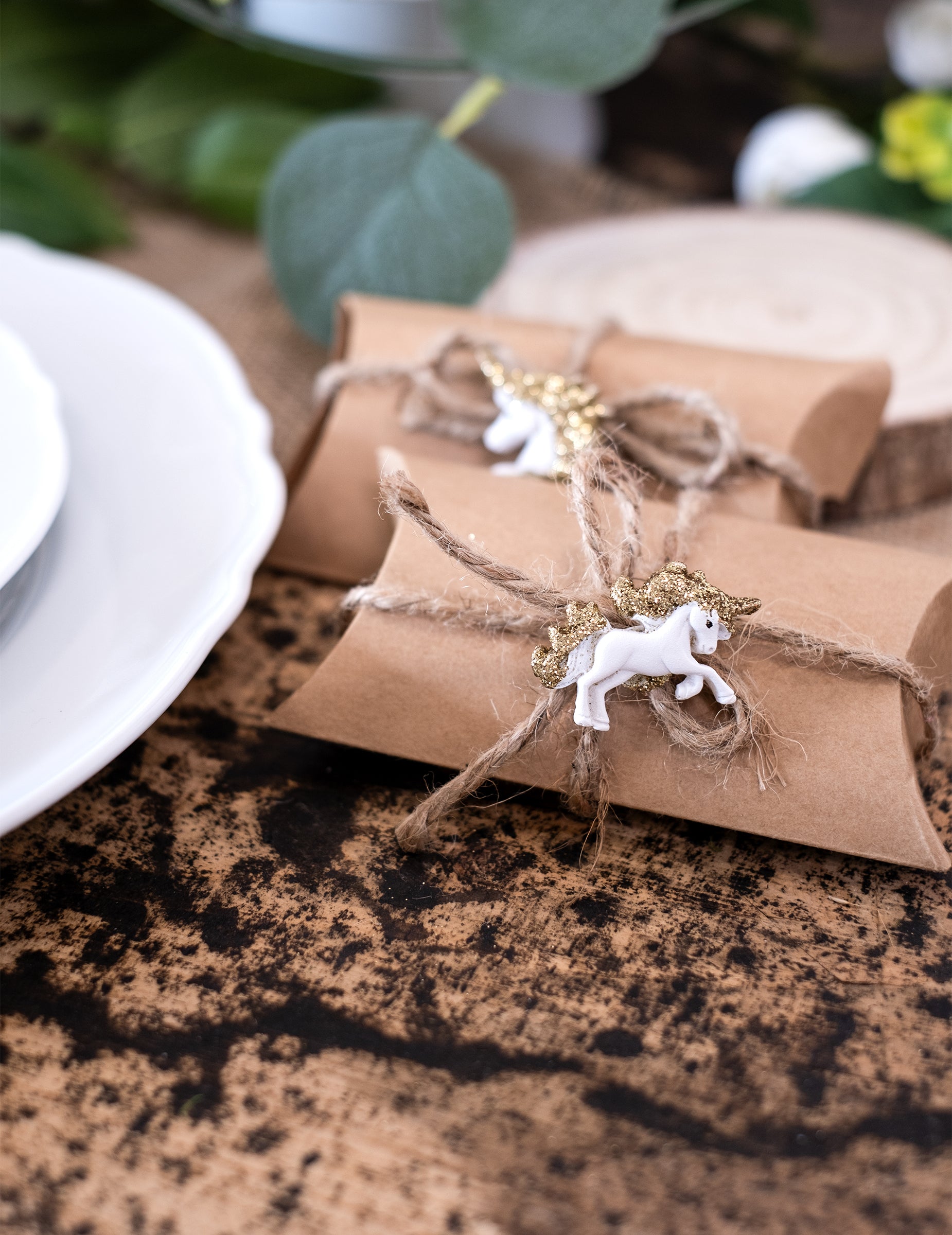 Détail de la décoration d'une boîte avec les licornes adhésives en résine blanches et paillettes dorées