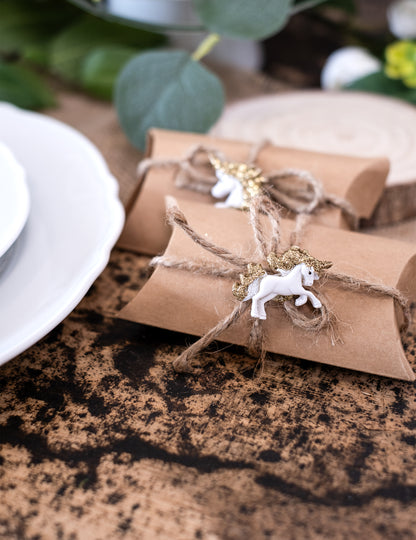 Détail de la décoration d'une boîte avec les licornes adhésives en résine blanches et paillettes dorées
