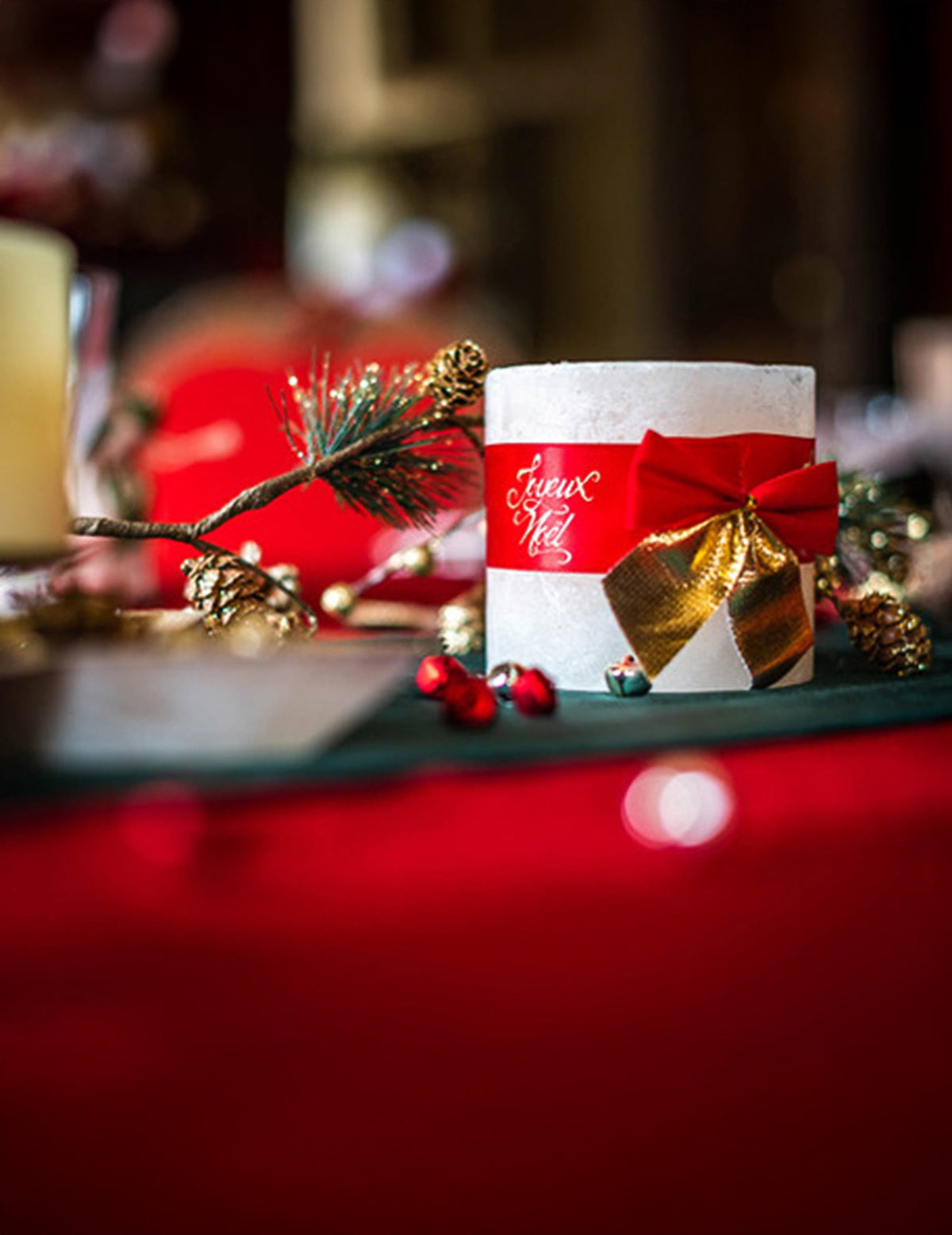 Mise en situation sur une bougie des nœuds adhésifs pour Noël