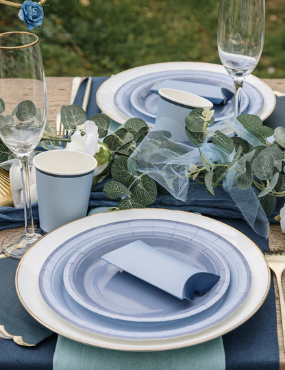 Détail de la table de fête dressée avec les petites assiettes en carton de fête bleu marine et bleu orage