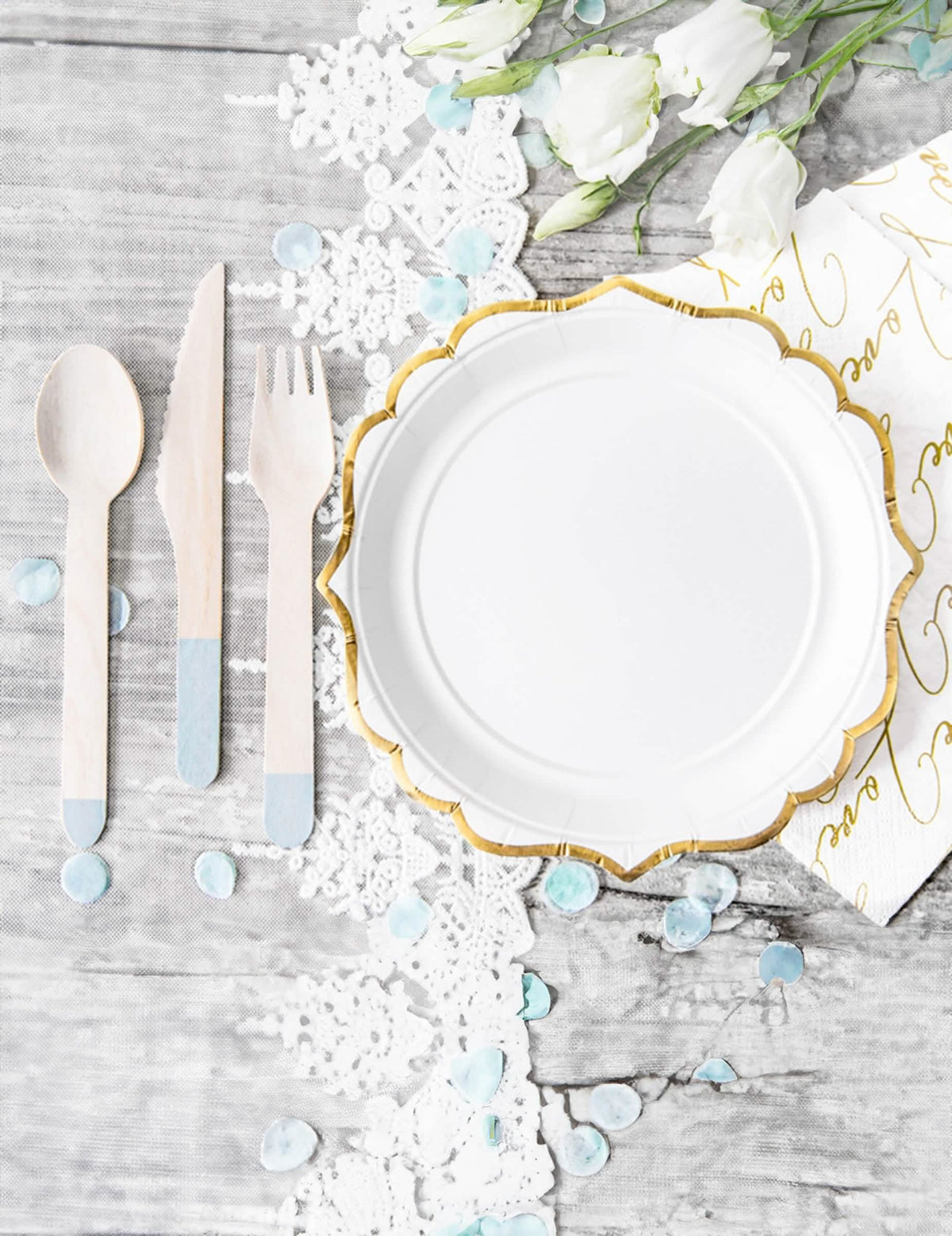 Mise en scène de table des petites assiettes en carton bordures ciselées pour fête blanches et dorées