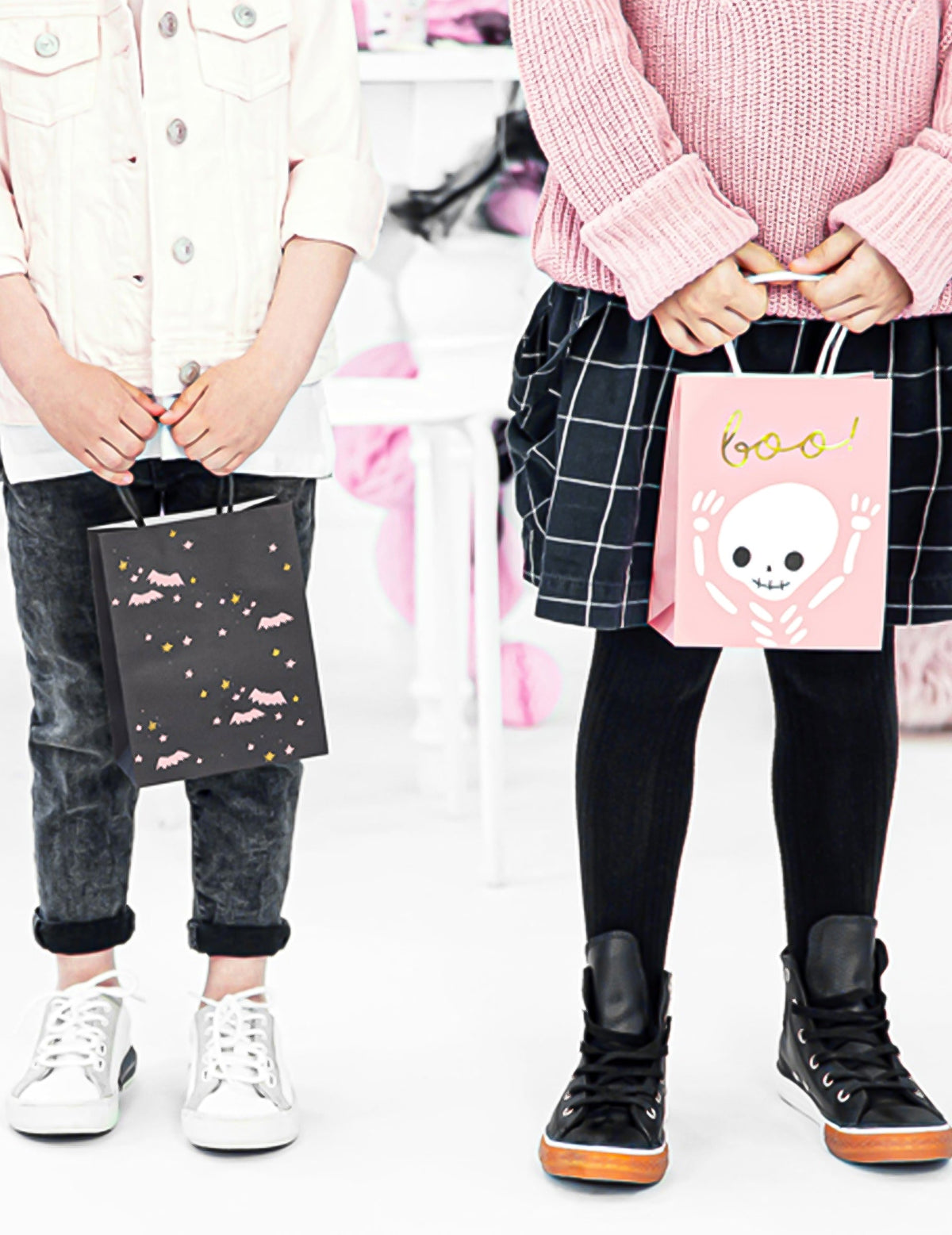 Mise en situation des sacs à bonbons boo pour halloween roses et blancs