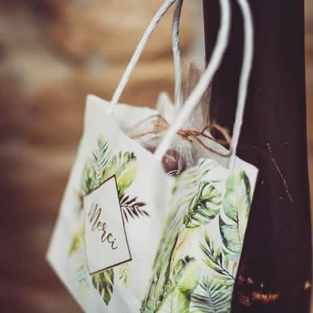 Vue de profil du sac à goodies tropical Merci pour invités
