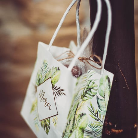 Vue de profil du sac à goodies tropical Merci pour invités