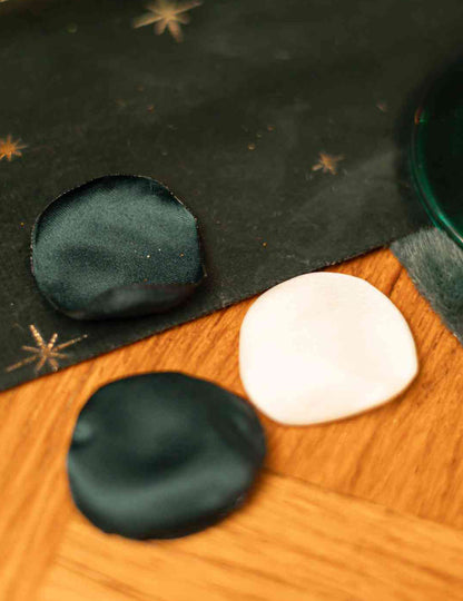 60 satiinista terälehteä, norsunluu ja tummanvihreä 3,5 cm