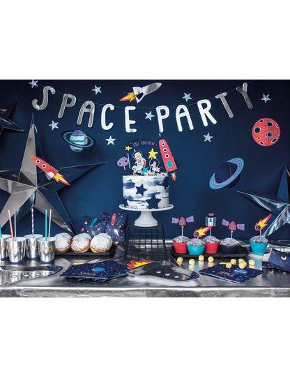 Mise en situation sur une table de fête des 7 Cake toppers en carton Space adventure