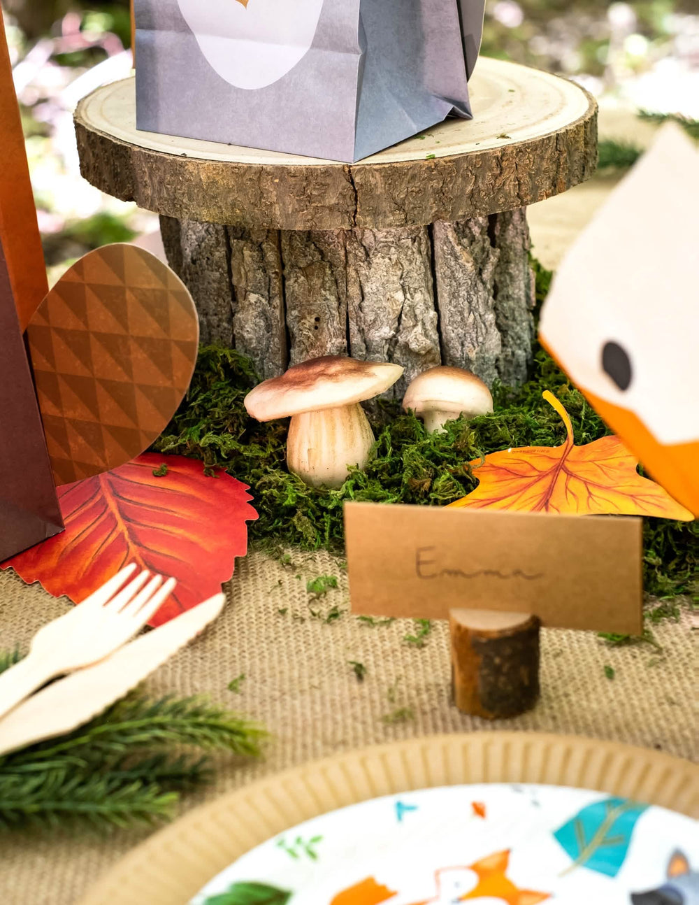 Décoration de table avec marque-place des champignons en mousse aspect naturel