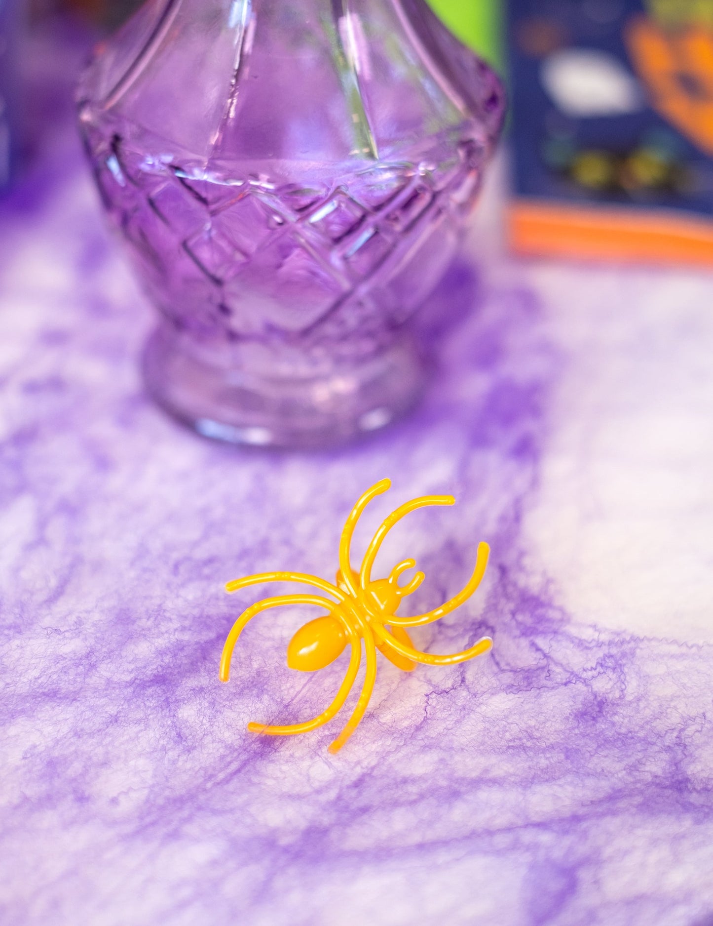 Gros plan sur une bague araignée orange des bagues en plastique chauve-souris et araignées pour Halloween