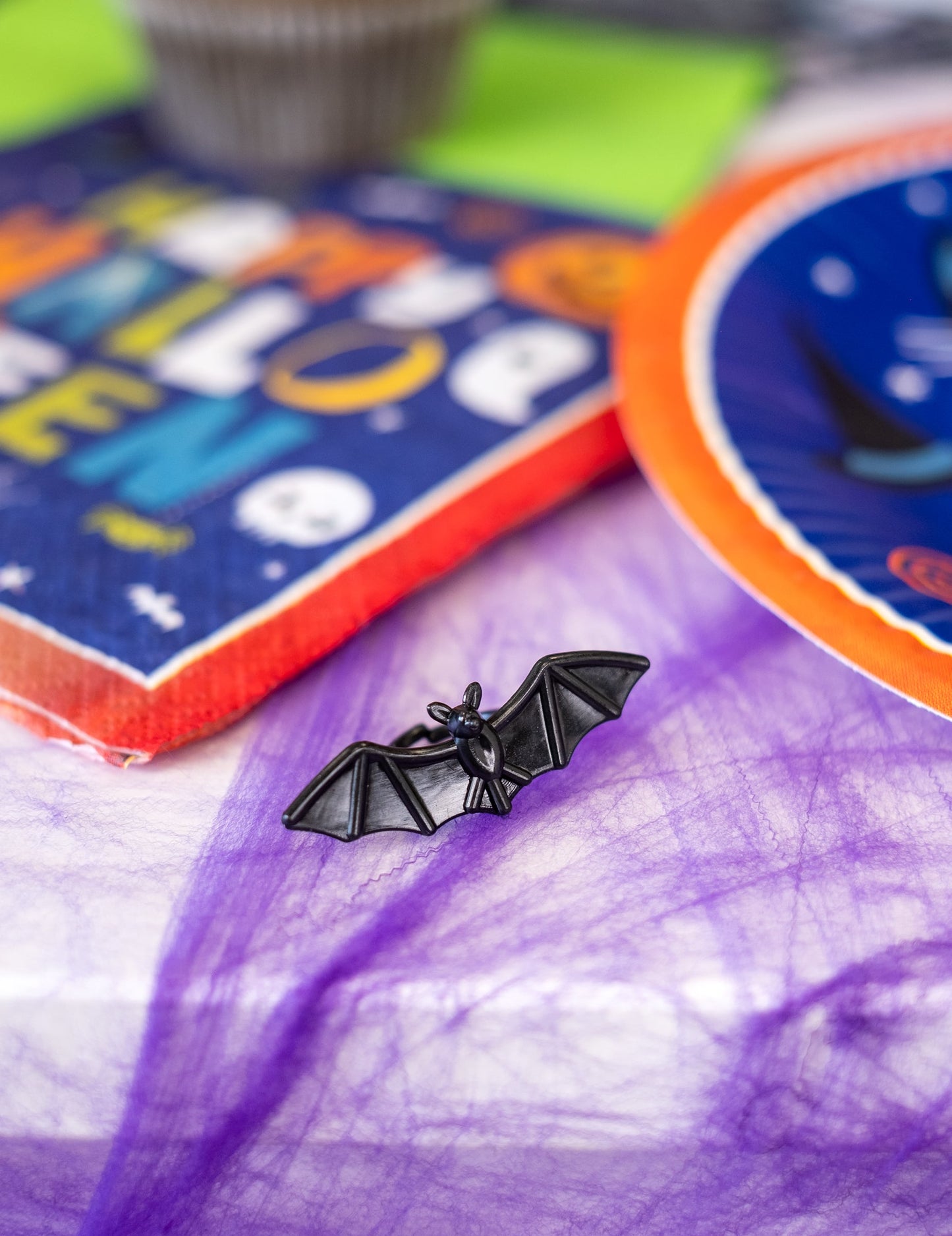 Gros plan sur une bague chauve-souris noire des bagues en plastique chauve-souris et araignées pour Halloween