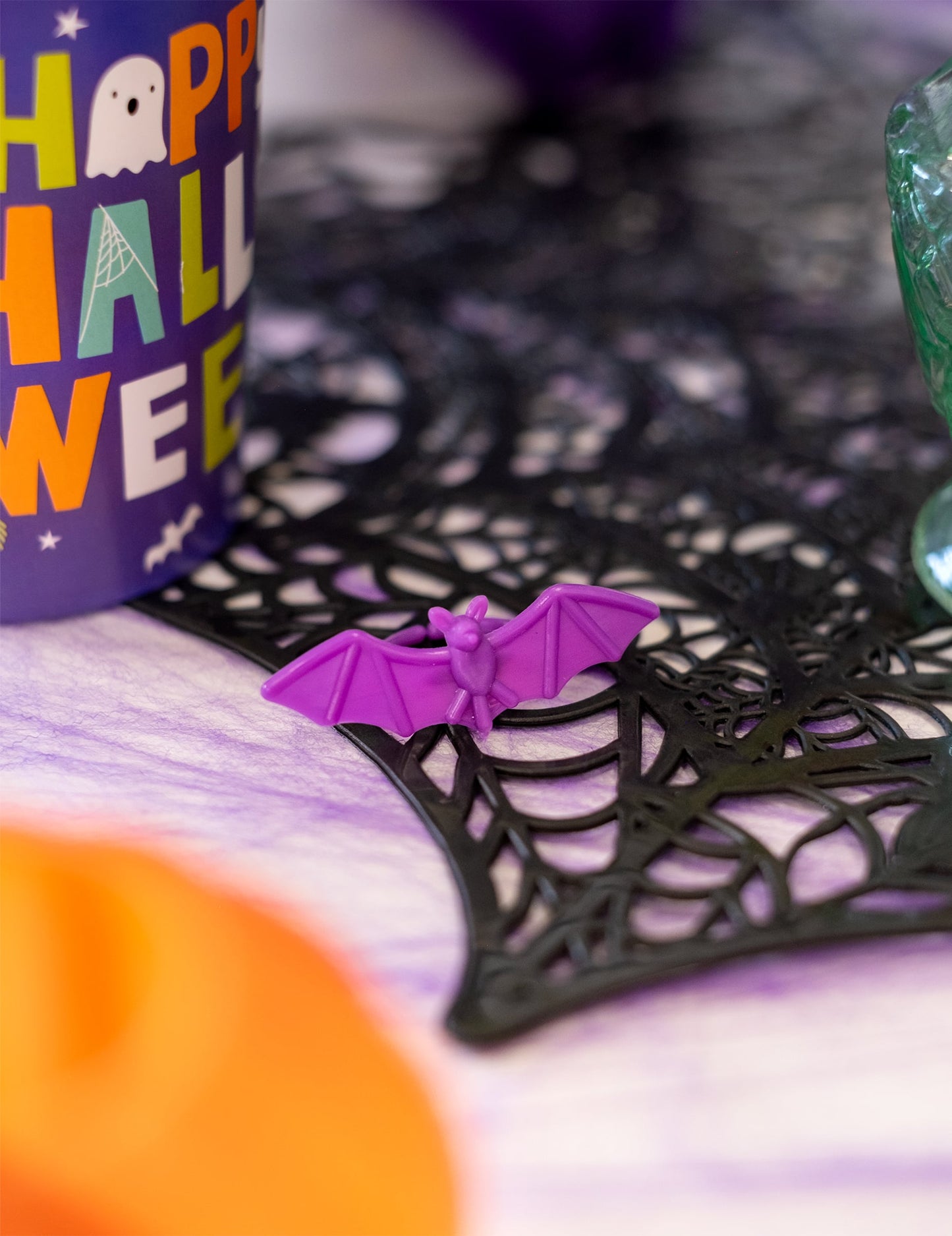 Gros plan sur une bague chauve-souris violette des bagues en plastique chauve-souris et araignées pour Halloween