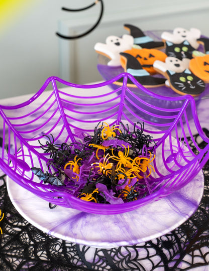 Corbeille toile d'araignée remplie des bagues en plastique chauve-souris et araignées pour Halloween
