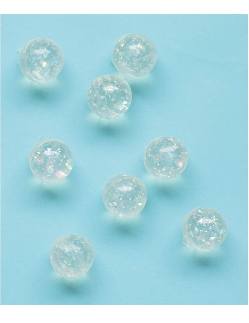 Vue de plusieurs balles rebondissantes pour piñata iridescentes effet bulles