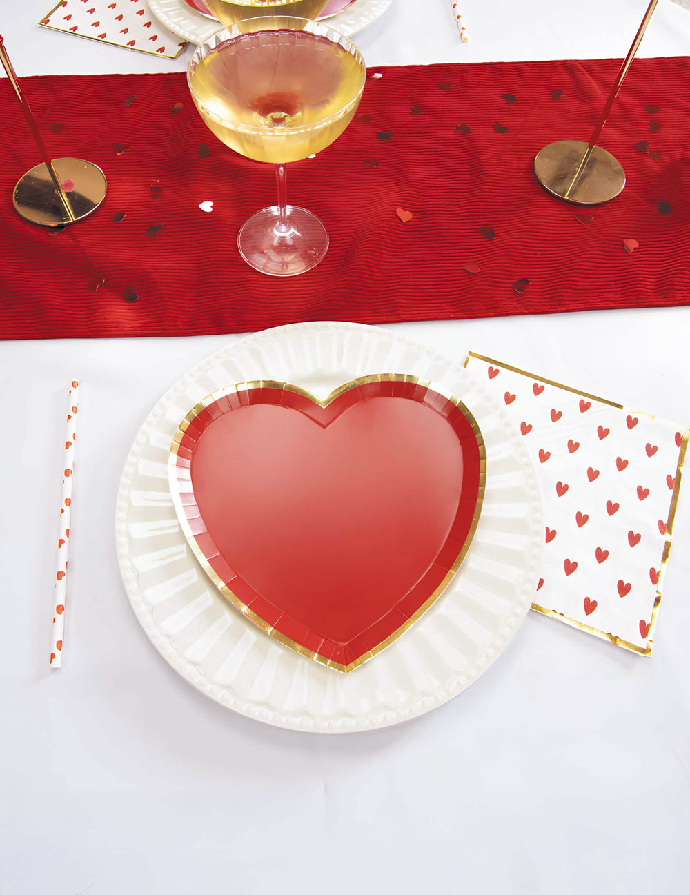 Vue de dessus du dressage de table des assiettes en carton cœur rouge et or