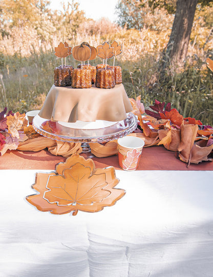 Mise en situation sur table de fête des assiettes en carton feuille d'automne