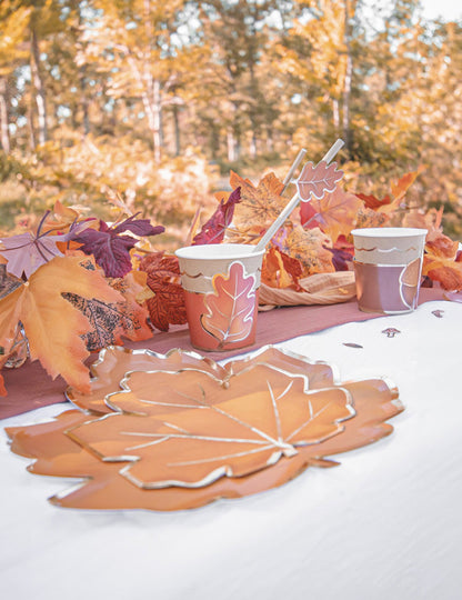 Mise en scène champêtre des assiettes en carton feuille d'automne